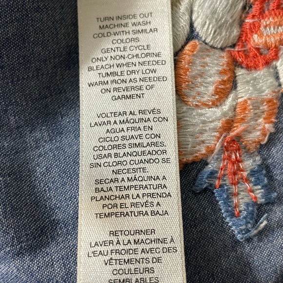 Chicos Women’s Sz L (2) Chambray Blue Denim Button Shirt Embroidered Boho - Picture 8 of 9